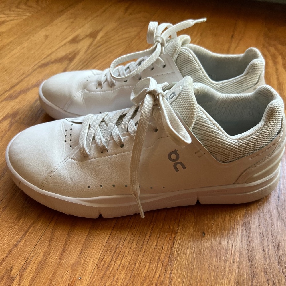 On cloud tennis sneaker- the roger